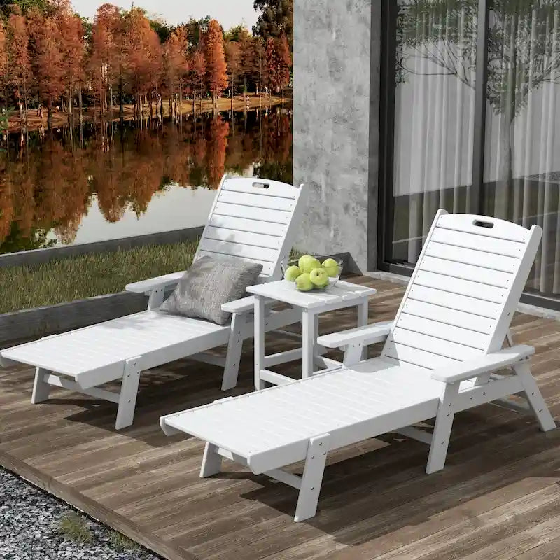 Ensemble de 3 chaises longues d'extérieur en PEHD - Chaises de piscine inclinables avec table d'appoint - Résistant aux intempéries - Capacité de charge : 227 kg