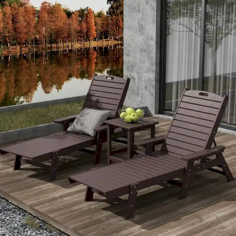 Ensemble de 3 chaises longues d'extérieur en PEHD - Chaises de piscine inclinables avec table d'appoint - Résistant aux intempéries - Capacité de charge : 227 kg