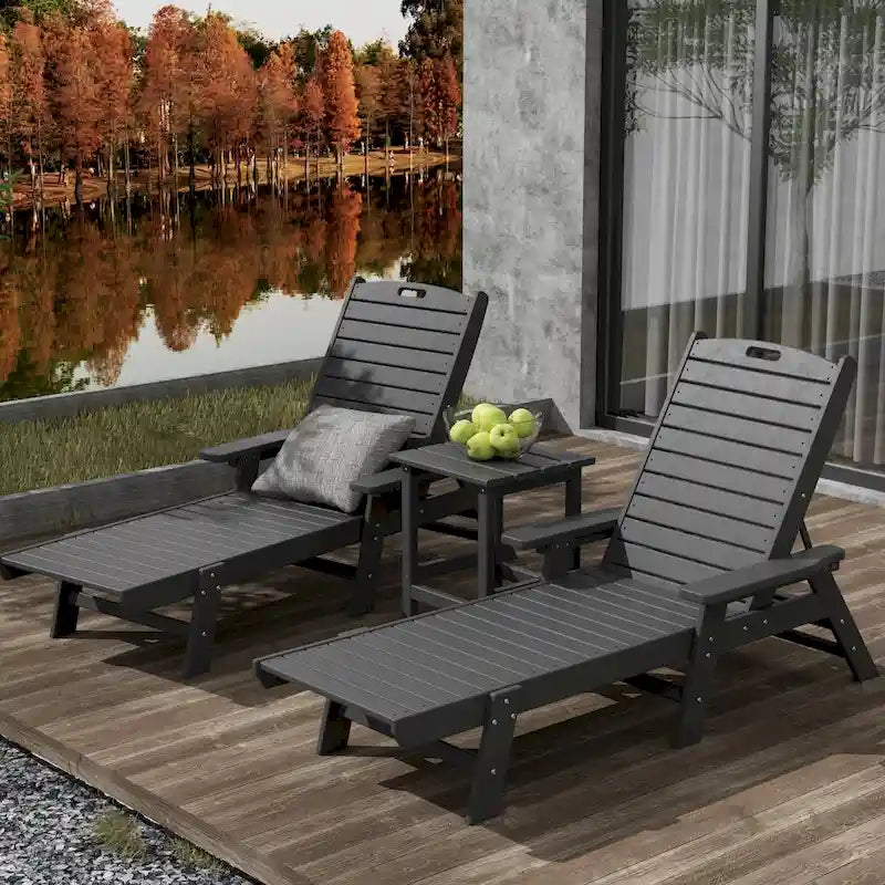 Ensemble de 3 chaises longues d'extérieur en PEHD - Chaises de piscine inclinables avec table d'appoint - Résistant aux intempéries - Capacité de charge : 227 kg