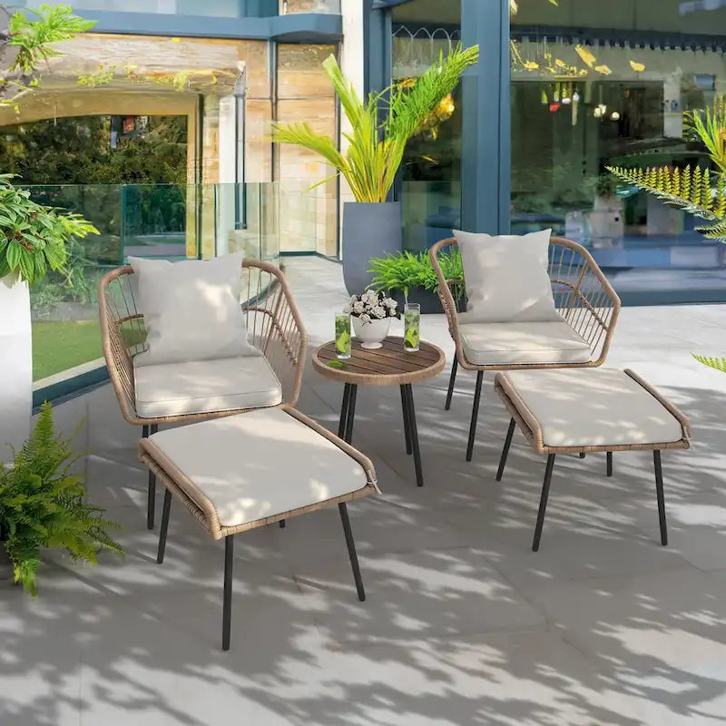 Ensemble bistro de patio extérieur en osier 5 pièces Moasis avec repose-pieds et poufs