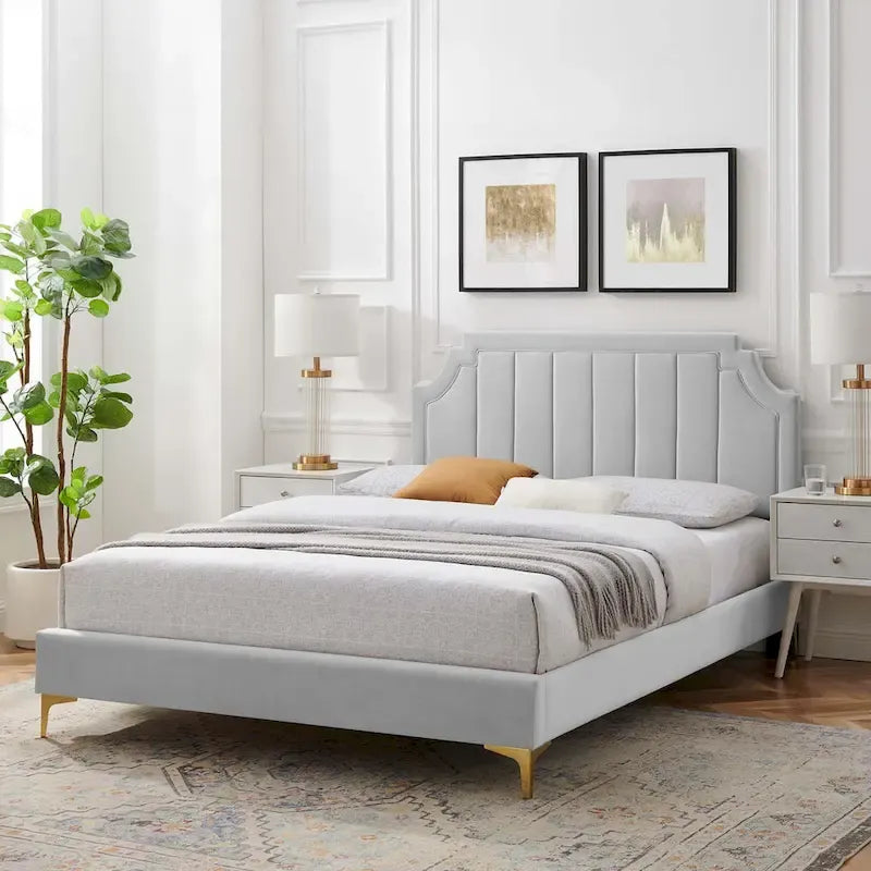 Lit plateforme simple - Velours haute performance - Tête de lit capitonnée verticalement - Pieds en métal doré - Capacité de charge de 363 kg - Résistant aux taches